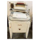 Vintage Maytag ringer washer, working condition unknown, see pictures for details.