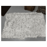 HANDMADE RIO SHAG CHIHOKE DECORATIVE WHITE RUG (NEEDS TO BE CLEANED) 42" X 67"