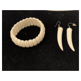 VINTAGE PAIR OF FAUX ELEPHANT TUSK PIERCED EARRINGS & WHITE HOWLITE STONE STRETCH BRACELET