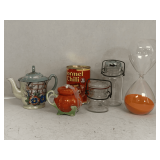 7 PIECE LOT TO INCLUDE LIDDED VINTAGE HAND PAINTED TEAPOT, SAND HOURGLASS & MORE
