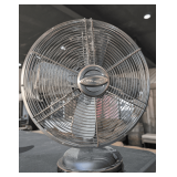 VINTAGE LOOK FEATURE COMFORTS OSCILLATING FAN