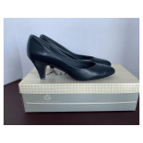 PAIR LADIES SIZE 7N NAVY HEELS (GENTLY WORN) W/ NEW HEEL TAPS BY AUDITIONS (NOT IN CORRECT BOX)