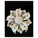 VINTAGE ROUND SILVERTONE ART NOUVEAU BROOCH WITH LIGHT BLUE RHINESTONES