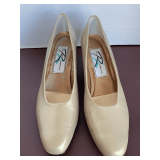 SIZE 8 1/2 GOLD LOW LEATHER HEELS BY ROS HOMMERSON (GENTLY WORN)