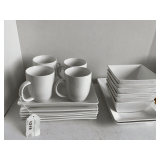 18 PIECES WHITE PORCELAIN DINNERWARE