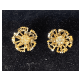 VINTAGE SARAH COVENTRY GOLDTONE ALLUSIONS FLOWER EARRINGS WITH AURORA BOREALIS RHINESTONES