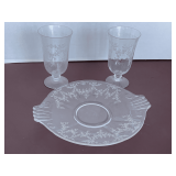 2 VINTAGE FLORAL ETCHED FOSTORIA MEADOW ROSE JUICE GLASSES & 1 VINTAGE ETCHED DESSERT PLATE