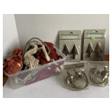 CONTAINER FULL OF ROPE TIE BACKS, 2 NEW ARROWHEAD FINIALS & 2 SETS OF NEW METAL HOLDBACKS