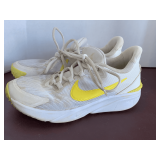 NIKE WHITE & YELLOW STAR RUNNING TENNIS SHOES YOUTH SIZE 5 (USED/NORMAL WEAR)