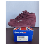 LADIES WINE REEBOK MID TOP TENNIS SHOES SIZE 6 1/2 (GENTLY WORN)