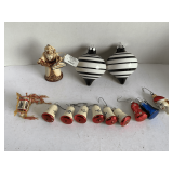SHELF LOT TO INCLUDE 2 BLACK/WHITE GLASS ORNAMENTS, VINTAGE GLASS MINI ORNAMENTS & JIM SHORE SANTA ORNAMENT