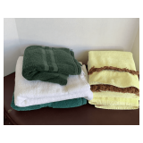 ASSORTMENT OF LINENS TO INCLUDE 4 BATH TOWELS & 1 FLOOR MAT