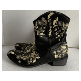 PAIR 2 LIPS TOO BLACK FLORAL EMBROIDERED ANKLE BOOTS (BELIEVED TO BE SIZE 9)