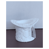 VINTAGE FENTON DAISY & BUTTON TOP HAT 3 1/4" TALL X 4 1/2" WIDE