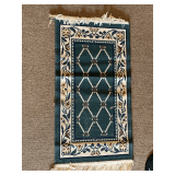 DARK GREEN & CREAM ACCENT RUG W/ FRINGS 19 1/2" X 40"