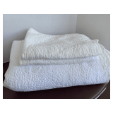 WHITE FULL/QUEEN QUILTED BEDSPREAD W/ 2 MATCHING PILLOW SHAMS