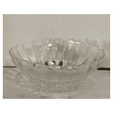 VINTAGE FEDERAL GLASS "HEIRLOOM" BOWL 8 1/2" ROUND X 3 1/4" TALL