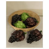 4 VINTAGE GLASS PURPLE GRAPE CLUSTERS & 2 VINTAGE GLASS GREEN GRAPE CLUSTERS IN BASKET 7" LONG X 4" WIDE