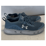 BOYS UNDER ARMOUR SLIP ONS SIZE 6 (GENTLY WORN)