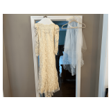 DR… Beautiful vintage wedding dress with veil, see pictures for details.