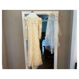 DR… Beautiful vintage wedding dress with veil, see pictures for details.