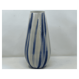 LR… Art glass vase, made in India, see pictures for details.
