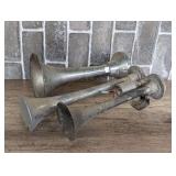 D5-Vintage air horns including a dual trumpet truck or marine air horn featuring an attached 12V/24V electric solenoid valve. see pictures for details.