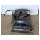 Reese brand fifth wheel hitch assembly. Max gross trailer weight 22,000 pounds. Max pen weight 5500 pounds. Manufacture date is 04 – 16 –2012
