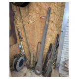 Assorted items to include a small air hose reel with hose, Haul Master jack, crowbar, vintage ratcheting style arms, and more. See pictures for details