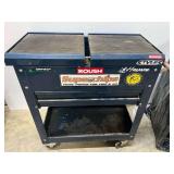 ROLLING METAL TOOLBOX WITH ONE DRAWER AND TOP SLIDES.