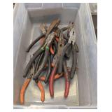 Plier assortment to include needle nose, conventional, also includes wire cutters. Tub is not included, see pictures for details.