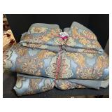 King size comforter set, includes comforter, pillow shams, and bed skirt. See pictures for details.