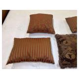 Decorative occasional pillows, five pieces, see pictures for details.