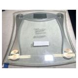 Taylor digital scale, needs battery, working condition unknown, see pictures for details.