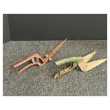 Vintage hand held shears, includes a vintage Doo-Klip grass and flower clipper. See pictures for details.