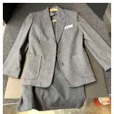 Ladies business suit with skirt and jacket, believed to be size 10, see pictures for details.
