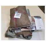 Coverlet set, size, includes coverlet, pillow shams, bed skirt, and two pillows. See pictures for details.