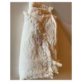 VINTAGE WHITE FULL/QUEEN SIZE CHENILLE BEDSPREAD