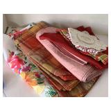 ASSORTMENT OF TABLECLOTHS, PLACEMATS & NAPKINS