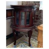 VINTAGE MAHOGANY QUEEN ANNE STYLE VITRINE CABINET W/ DOUBLE DOORS & REMOVABLE SERVING TRAY 30" TALL X 19 1/2" ROUND (DAMAGE ON INSIDE LEG)