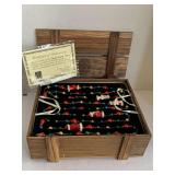 2002 NEW THOMAS PACCONI CLASSICS HAND BLOWN GLASS CHRISTMAS GARLAND IN WOODEN CRATE W/ COA