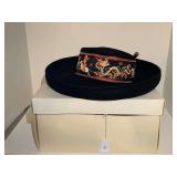 VINTAGE LADIES MICHAEL HOWARD BY JOE BILL MILLER 100% WOOL WIDE BRIMMED EMBROIDERED W/ DRAGON MOTIFS & DECORATIVE HAT PIN W/ HAT BOX