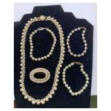 FAUX PEARL LOT - 3 BRACELETS, 1 NECKLACE, 1 BROOCH