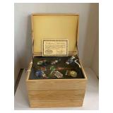 HAND BLOWN GLASS CHRISTMAS ORNAMENTS BY THOMAS PACCONI (24 ORNAMENTS + TREE TOPPER) W/ COA IN NICE WOODEN STORAGE CRATE