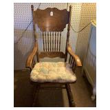 VINTAGE SOLID OAK CARVED BACK ROCKING CHAIR W/ CUSHIONS 20" WIDE X 32" DEEP X 41" TALL