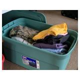 33 GALLON TOTE W/ LID FULL OF ASSORTED SWEATSHIRTS & HUNTING UNDERLAYERS