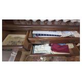 CONTENTS OF THREE CABINET DRAWERS MARKED 1029 INCLUDING TABLE LINENS, PLACE MATS, MID-CENTURY ENGLISH ART PLACEMATS, AND MORE - DINE