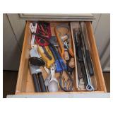 CONTENTS OF DRAWER MARKED 1184 INCLUDING KNIVES, KNIFE SHARPENER, STRAP WRENCH JAR OPENER, PIZZA CUTTER, CAN OPENER, AND MORE