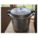 VINTAGE MIRRO MATIC 22-IN PRESSURE POT