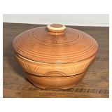 DR…Vintage Watt Pottery "Arcs" (or "Arches") pattern covered casserole dish, manufactured in the United States around the 1930s to 1940s. This specific line is often referred to by collectors as Pum